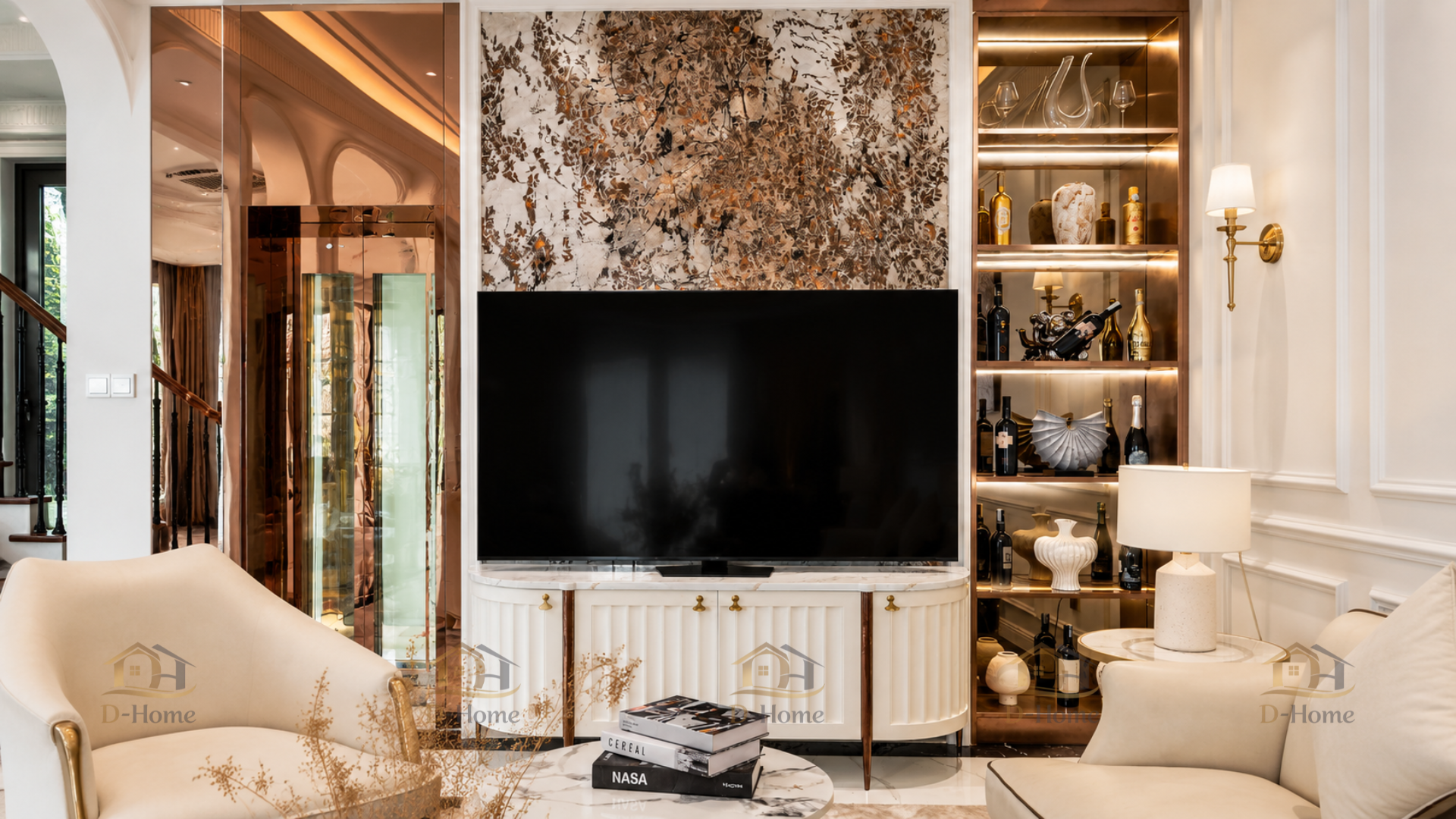 Khu vực TV được xử lý như một mảng điểm nhấn với bề mặt đá sáng màu kết hợp hệ tủ trang trí hai bên